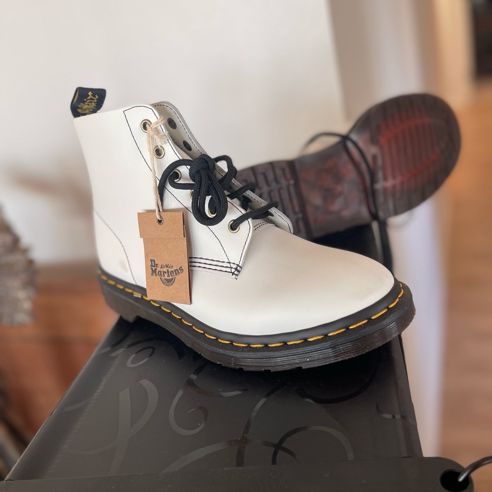 Dr martins men/women never worn with tags